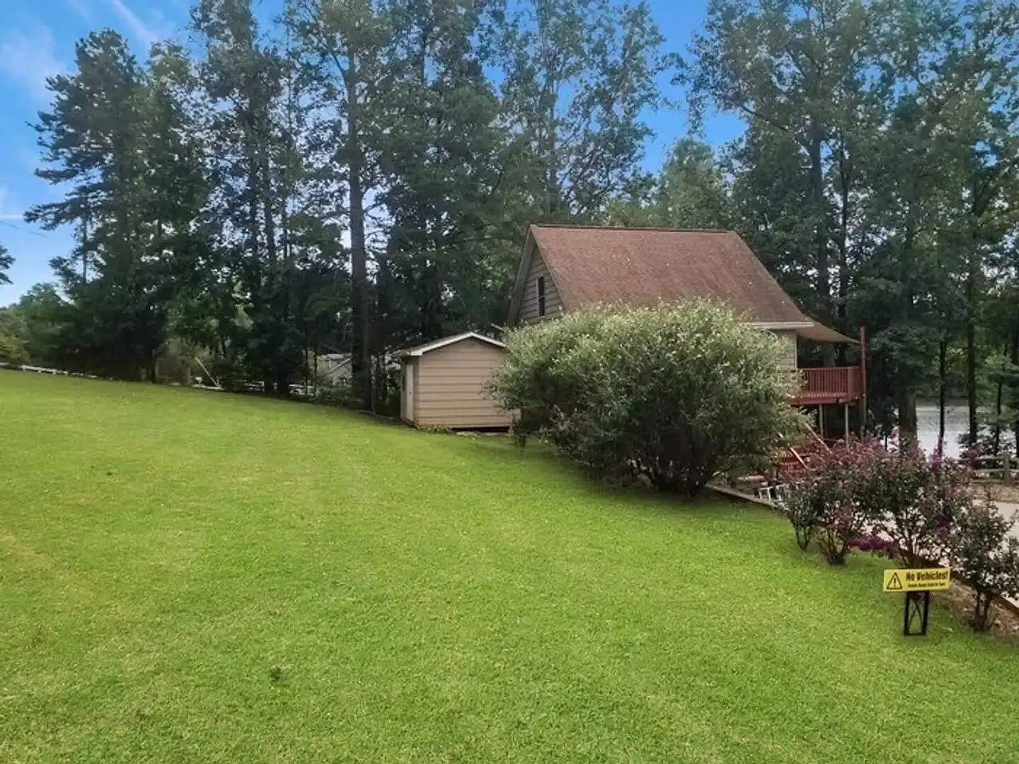 Lakefront Cottage Near Town with Stunning Views — Photo 3