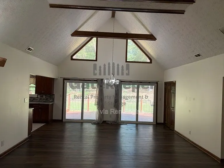 335 Fairfield Cir — Photo 4