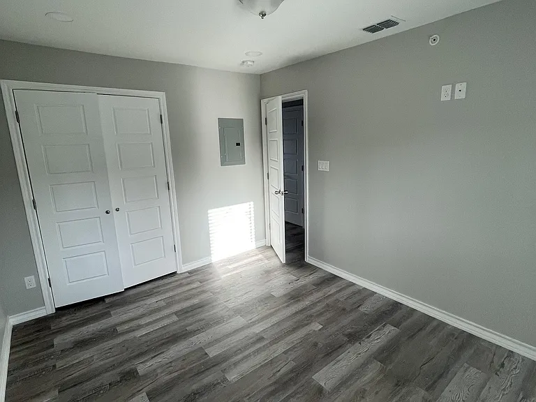 607 E Washington St — Photo 4