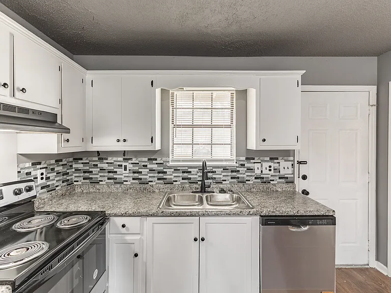 Greenbrier Apartments — Photo 2
