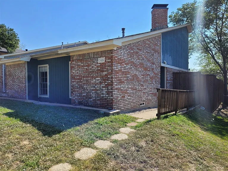 305 Shoreview Dr — Photo 2