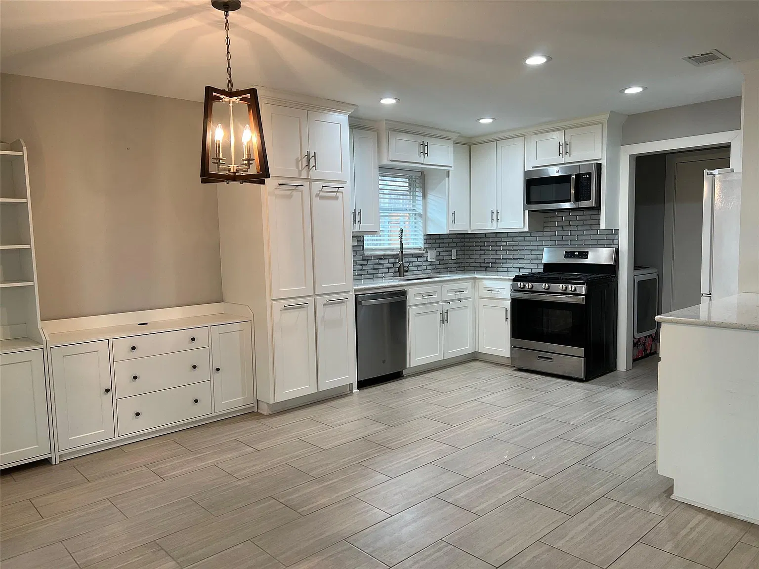 3 bed, 1361 sqft, $2,200 — Photo 3