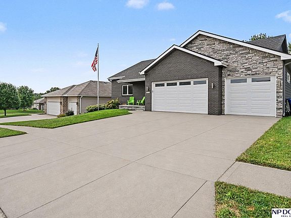 2nd image of 1329 Linden Dr