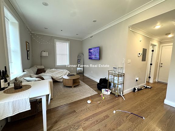 5th image of 191 Porter St