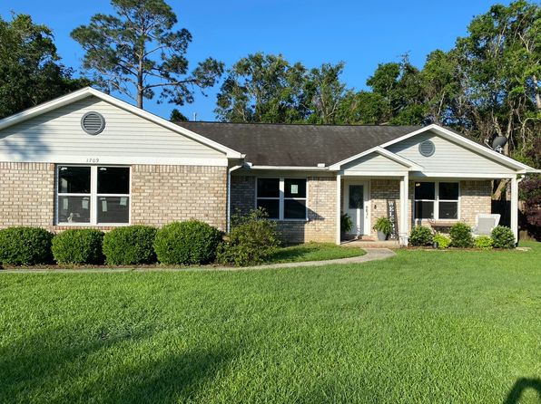 1709 Gnarly Oaks Cir