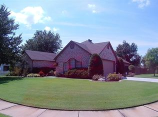 704 N Indianwood Ave, Broken Arrow, OK 74012