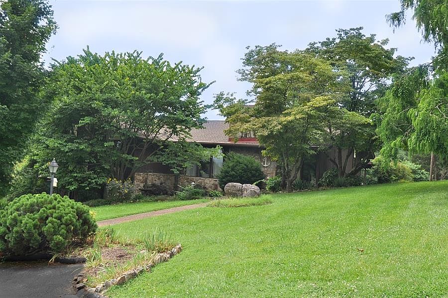 1st image of 301 S Sevenoaks Dr
