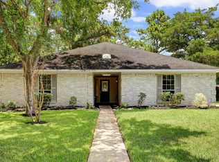 302 Independence Dr, Friendswood, TX 77546