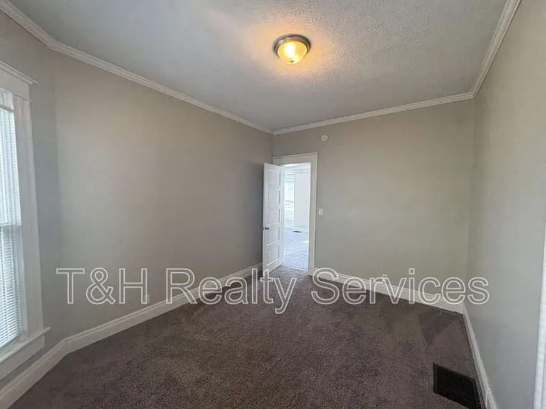 413 W Franklin St — Photo 15