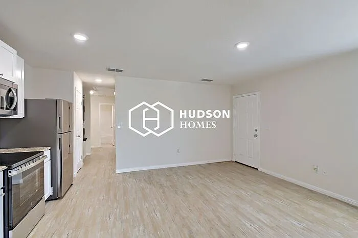 1318 Oak St — Photo 5