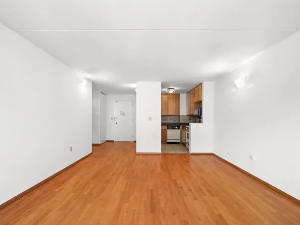 220 Manhattan Avenue 4G image 3 of 12