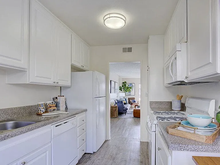491 W Gainsborough Rd — Photo 2