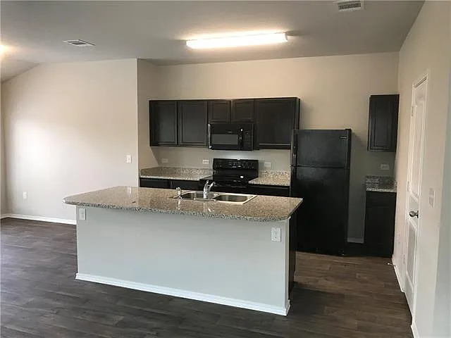4 bed, 1702 sqft, $2,050 — Photo 3