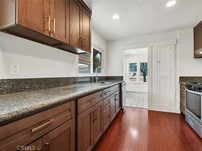 809 E Colton Ave — Photo 10