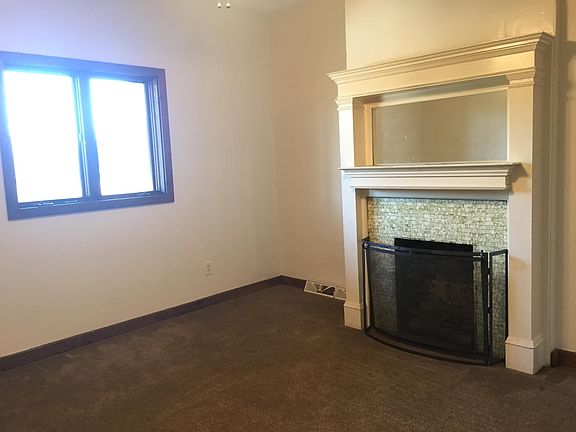 living room w/decorative fireplace