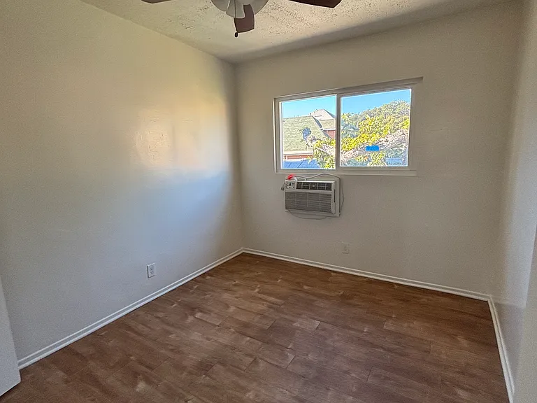 1513 W 28th St #7 — Photo 14
