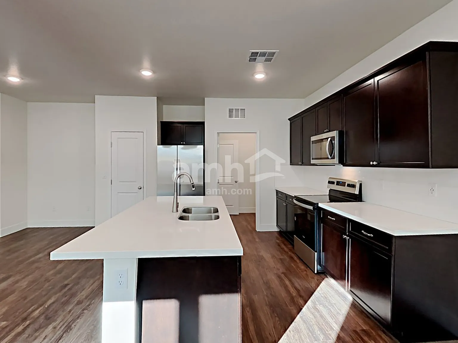 4 bed, 2.5 bath, 2157 sqft, $2,550 — Photo 3