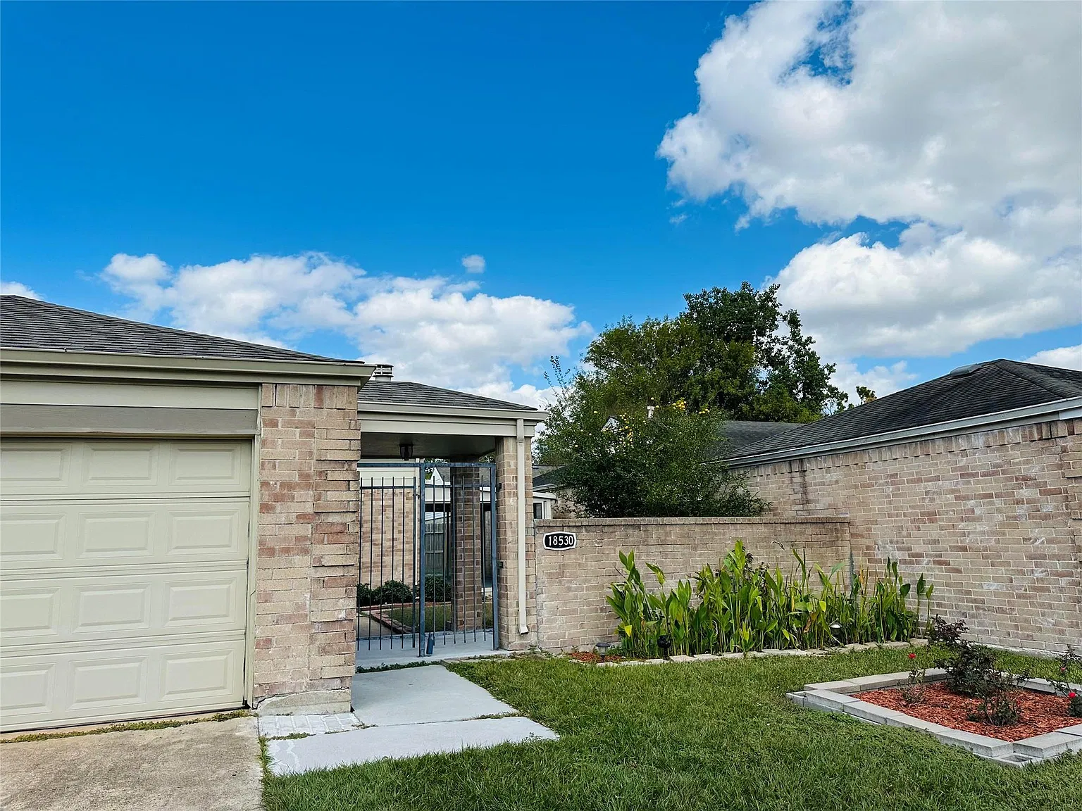 2 bed, 1.0 bath, 1038 sqft, $1,700 — Photo 2