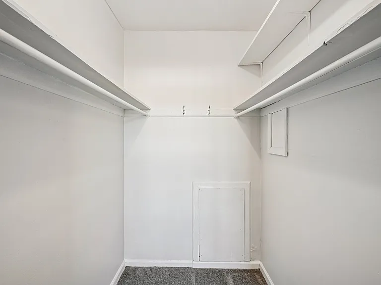 Walk-in closet*