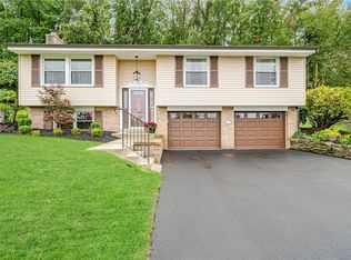 240 Larue Dr, Coraopolis, PA 15108