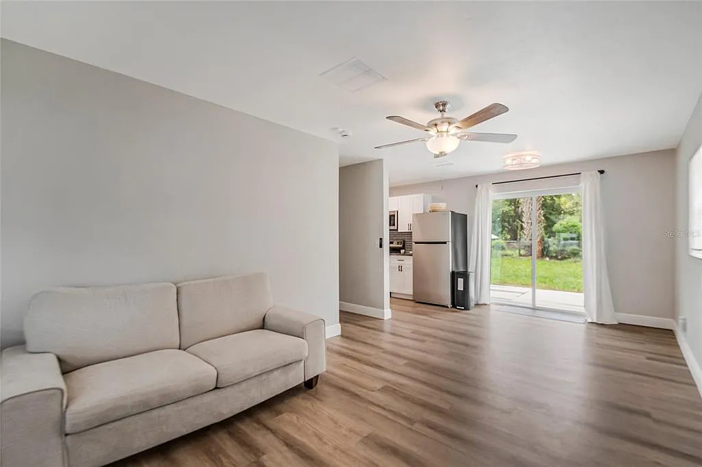 3 bed, 1.0 bath, 858 sqft, $1,800 — Photo 2