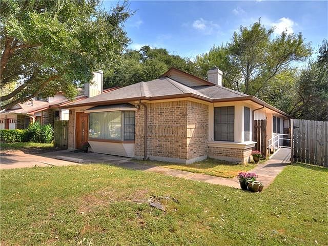 This Buckingham Estates home is located just off Slaughter near I-35 where proximity to downtown and