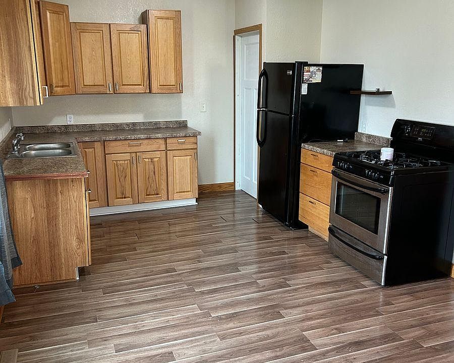 2nd image of 703 2nd St