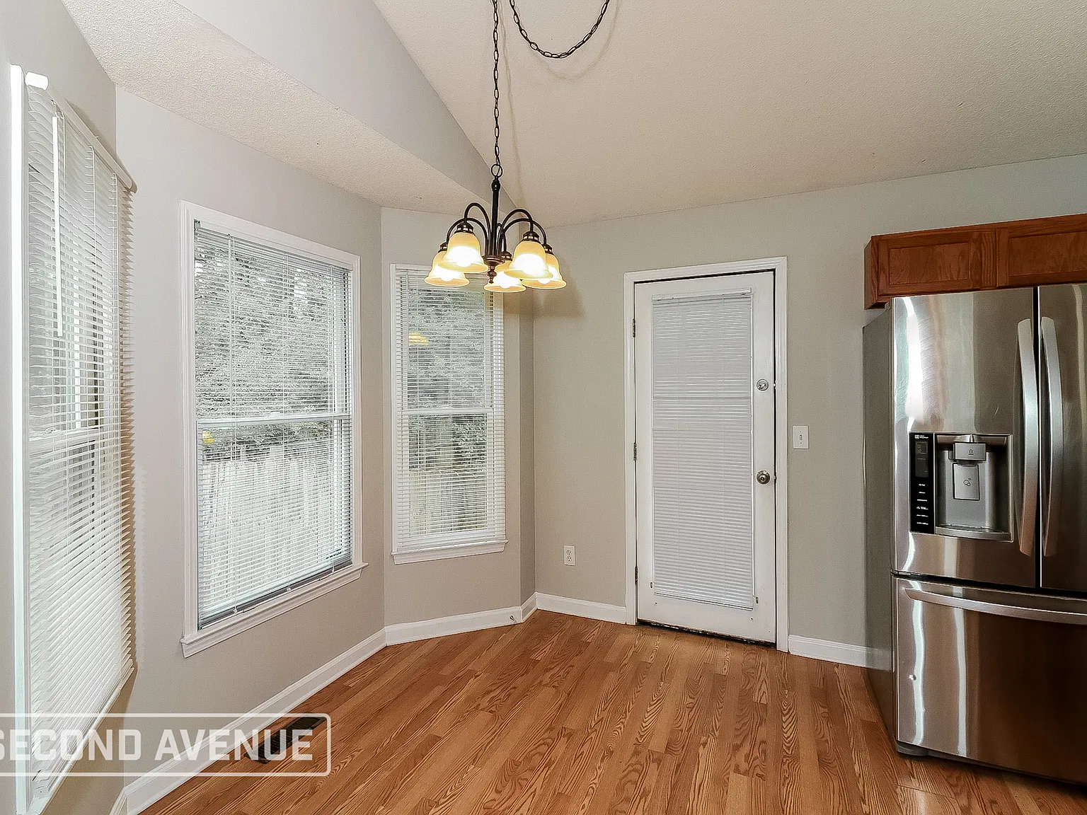3 bed, 2.0 bath, 1118 sqft, $1,609 — Photo 3