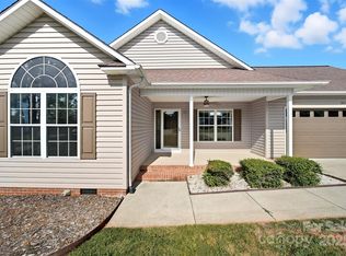 1470 Farmington Hills Dr, Conover, NC 28613