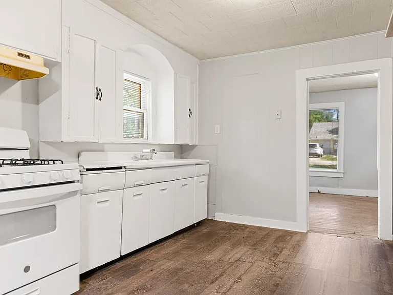 802 W Navasota St — Photo 8