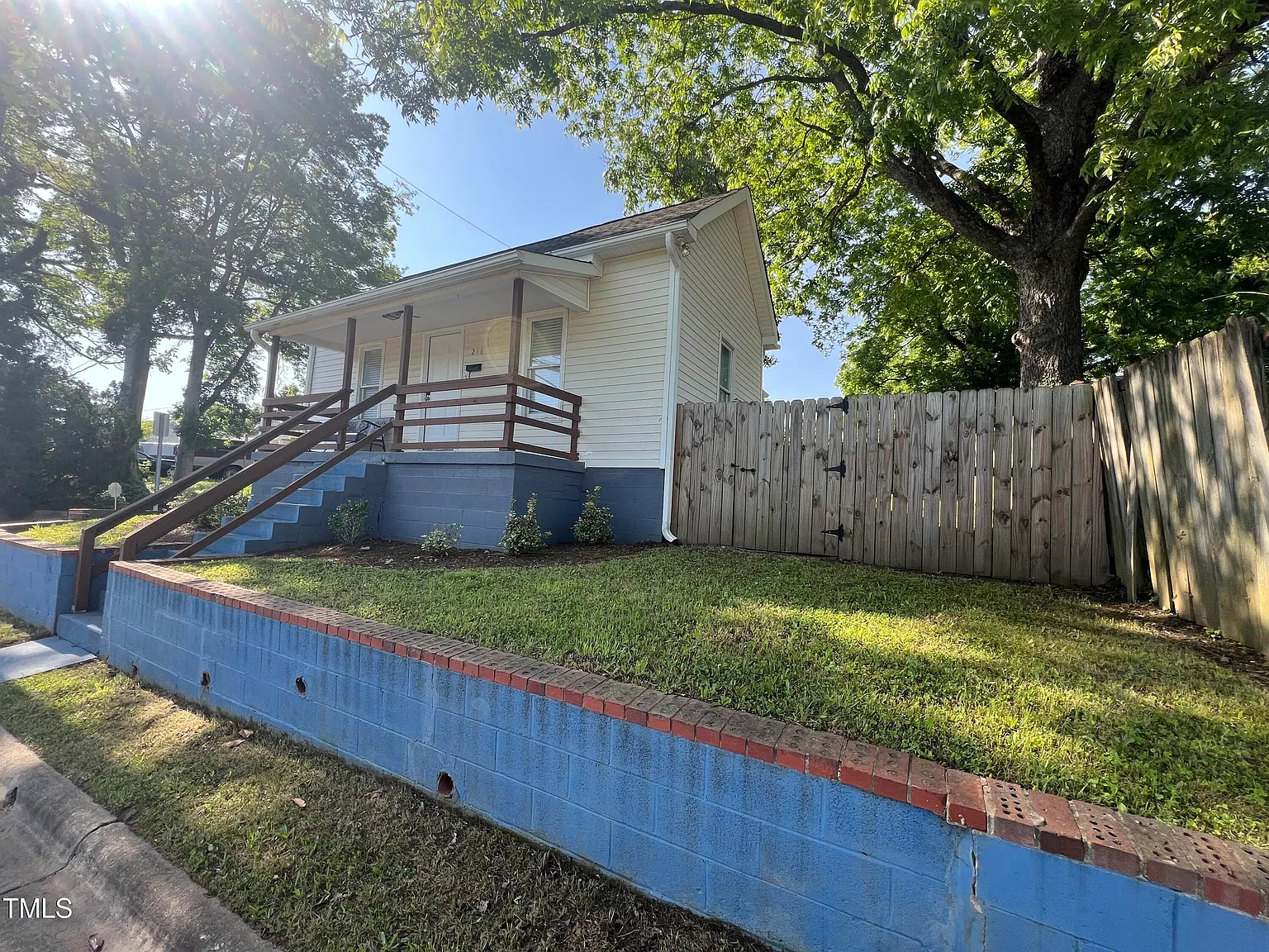 2 bed, 1.0 bath, $1,675 — Photo 2