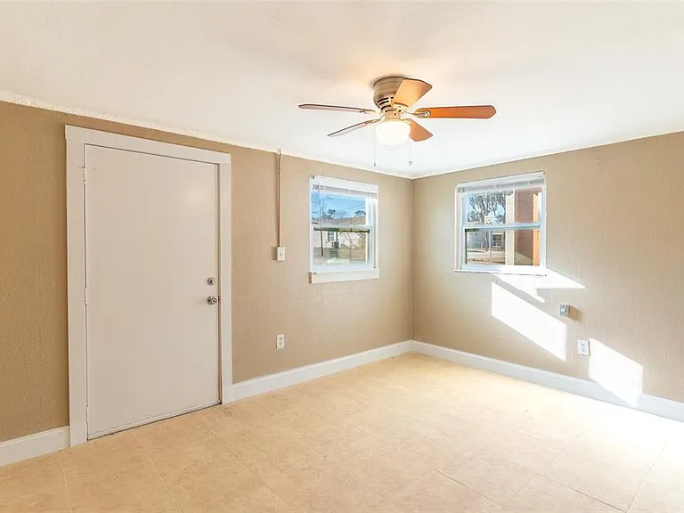 114 E Northside Dr #3 — Photo 3