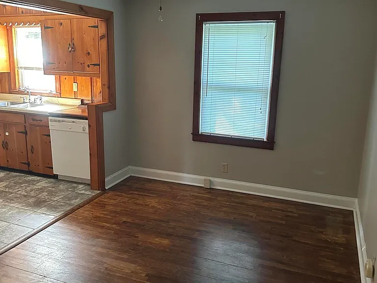 135 Willis Ave — Photo 25
