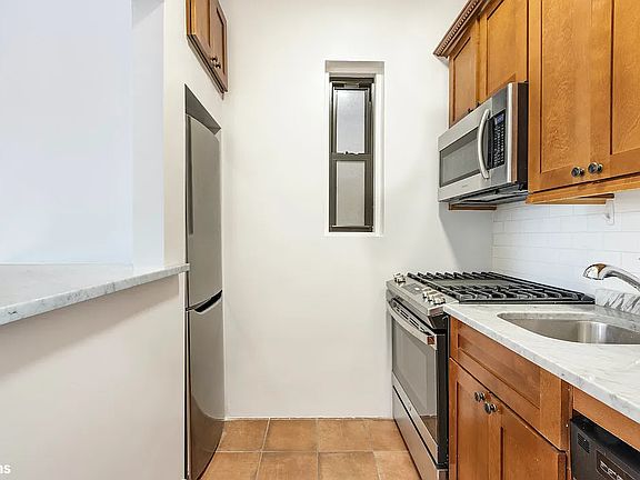 3rd image of 405 E 82nd St APT 4G