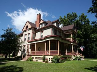 10 Jefferson Dr, Zumbrota, MN 55992