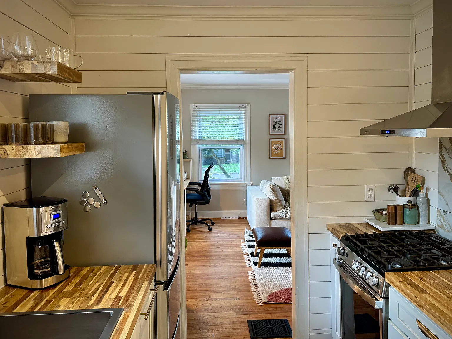 2104 Maplewood Dr — Photo 3