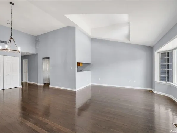 240-10 Oak Park Drive #23B, Douglaston, NY 11362