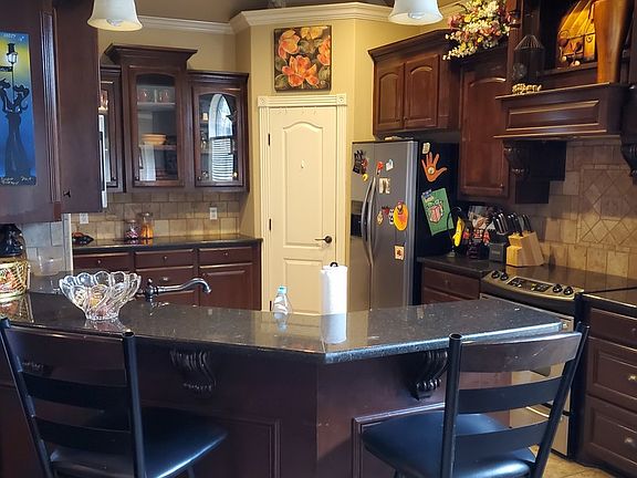 4th image of 390 Half Moon Ct