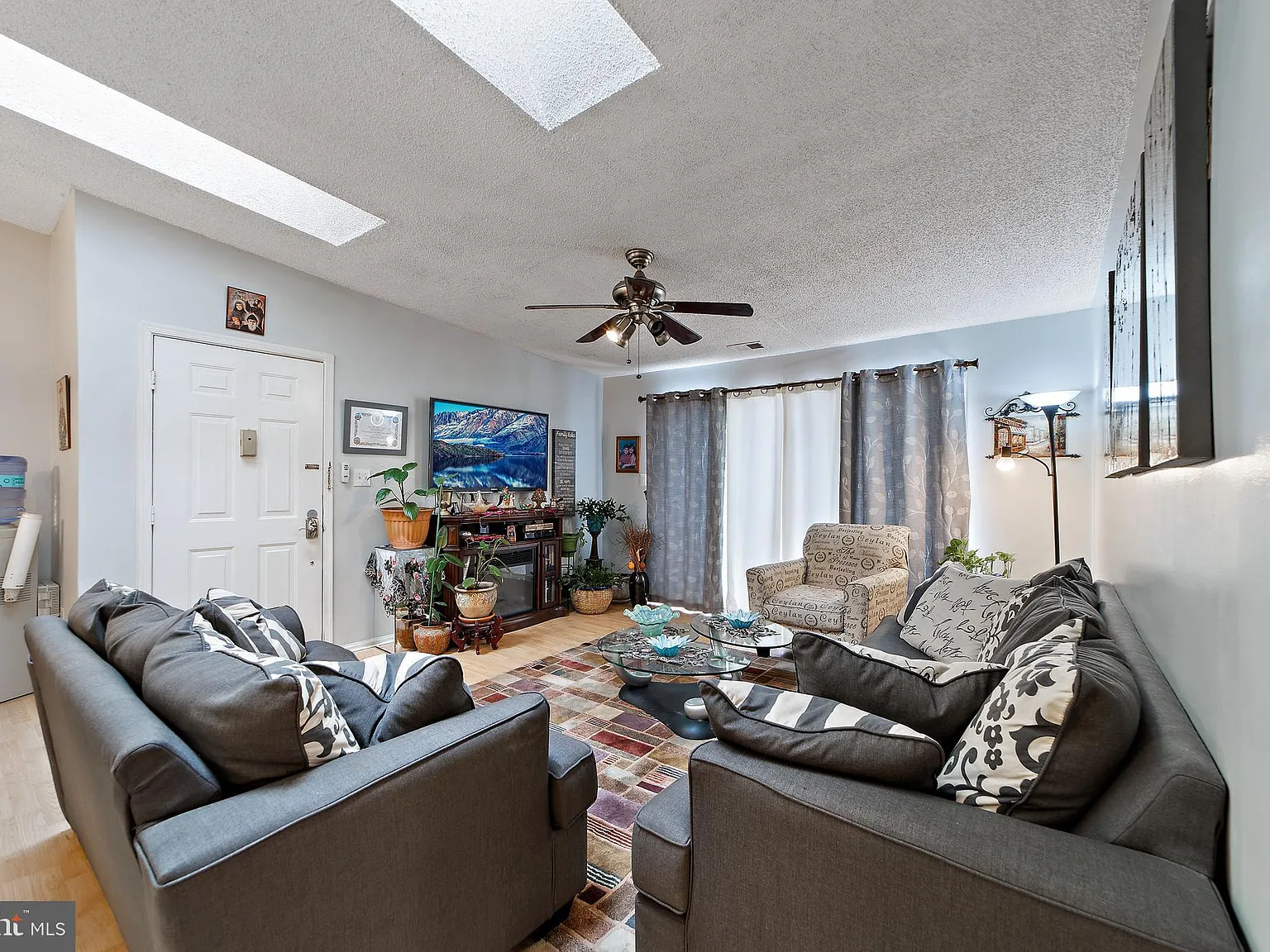 2 bed, 1100 sqft, $2,200 — Photo 4
