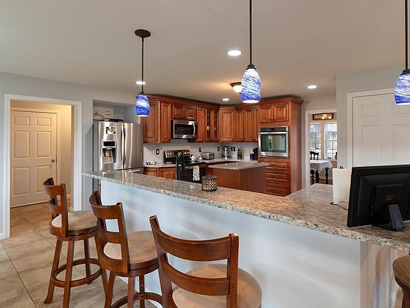 2nd image of 83 Bay Rd