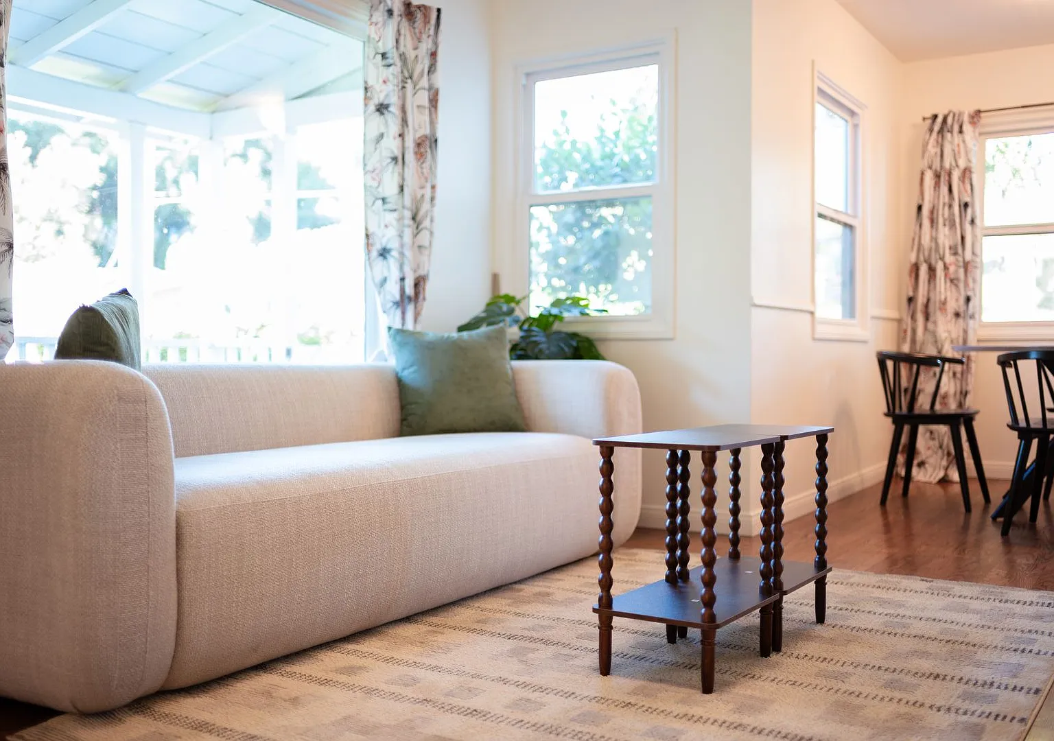 Charming Bungalow with King Size Bed — Photo 3