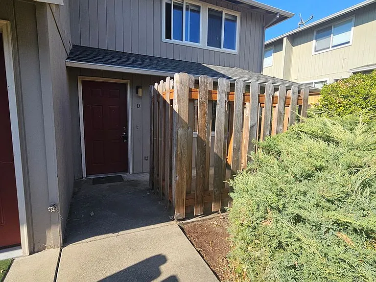 1822 NE Fairview Ave — Photo 1