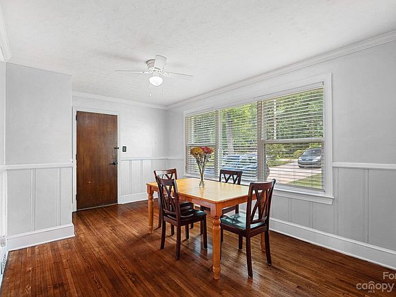 3rd image of 519 Stilwell Oaks Cir