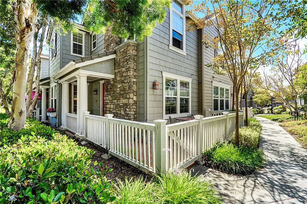3 bed, 2.5 bath, 1736 sqft, $4,395 — Photo 3