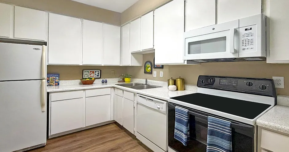Woodlake Oaks Apartments — Photo 2