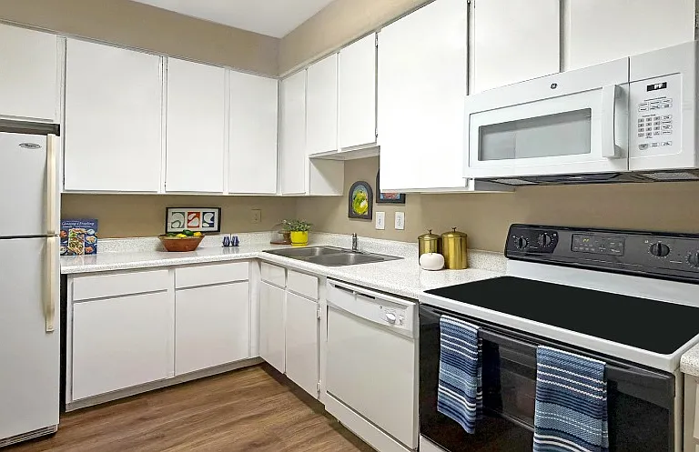 Woodlake Oaks Apartments — Photo 2