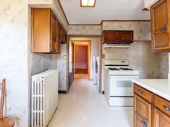 4th image of 135 Emma St