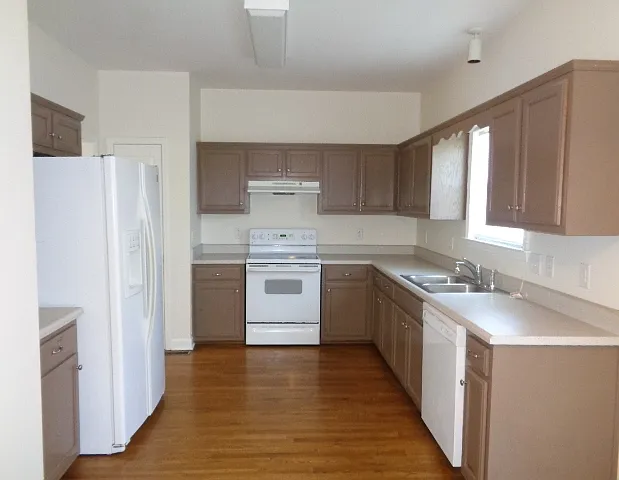 5 bed, 2.5 bath, 2515 sqft, $2,875 — Photo 4