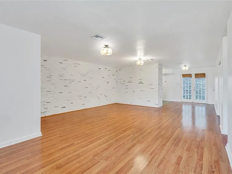 1424 Carrollton Ave — Photo 2