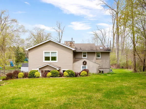 13710 Ridgemont St, Gregory, MI 48137